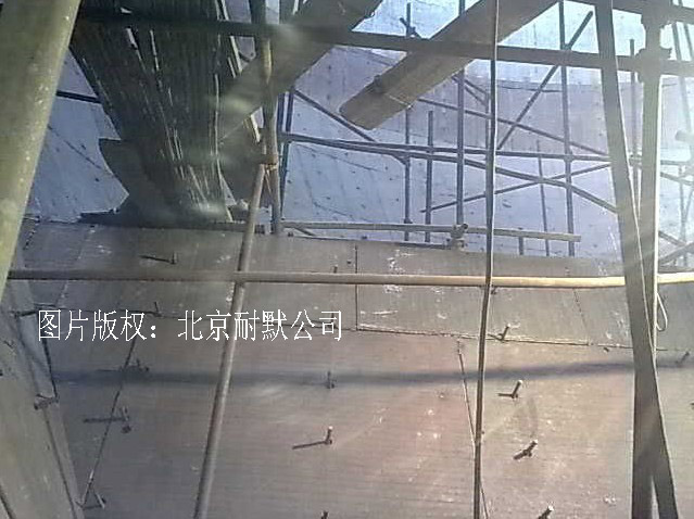 落煤下料管內襯抗沖擊復合鋼板的安裝現(xiàn)場 落煤下料管內襯耐磨板